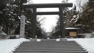 雪に包まれた神社も良いものです