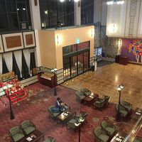 吹き抜けからロビーを写す