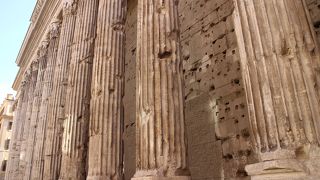 アドリアーノ神殿の前