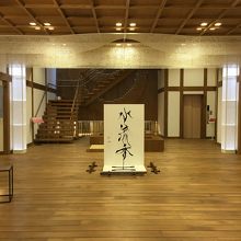 モダンで広々した木の作りの内部