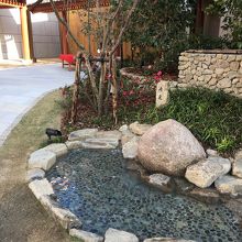 前にある足湯的な温泉の流れる川