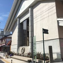 綺麗に改装された建物