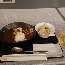 二種類のカレー、サラダ、JALカップ麺、ハイボールです。