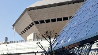 変わった形が印象的なビル