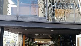 川沿いにあるおしゃれカフェ