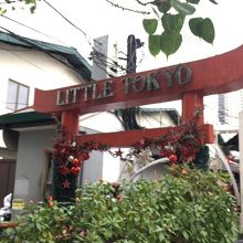 鳥居の奥にも数店の日本食レストランが入ってます。