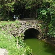 琉球石灰岩の小さなアーチ橋