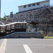 下から見上げたところ。てっぺんの歩道がそれです。
