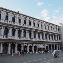 カフェで一休みできます