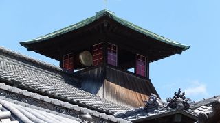 道後温泉のてっぺんに乗る太鼓楼のこと。太鼓が１日３回なります。