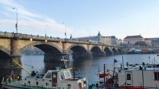 朝日に照らされて美しかった「パラツキ―橋」