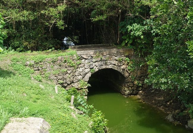 琉球石灰岩の小さなアーチ橋