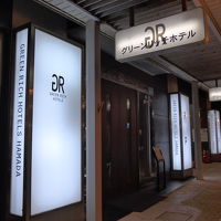 駅前のどんちっちタウンのメイン通りに面しています