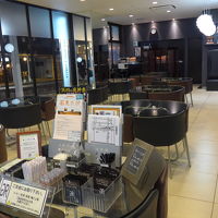 １階フロント前のロビー　コーヒーとお茶が用意しています