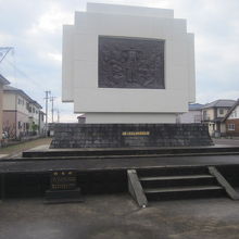 道路側から見た碑の様子