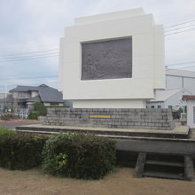 道路と反対側から見た碑の様子