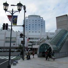正面の山形駅、その右奥に見える高層ビルが「霞城セントラル」