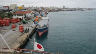 石垣港の石垣港ターミナルビル内にある売店ですが、訪れた時は閉まっていました。外国クルーズ船が時々停泊する時に開いているようです。