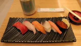海鮮弁当の種類が豊富、店内で握り寿司が食べられるが値段は高め。