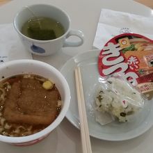 うどんとお握りとお茶