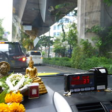 運転席に花に囲まれた仏様が飾られていました