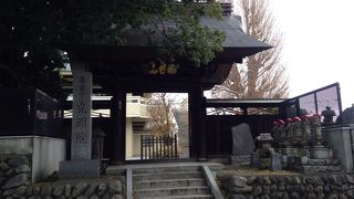 その名も光明院坂にある