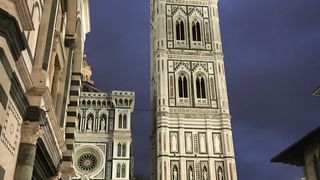 ドゥオモの横に建つ