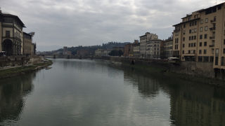 ヴェッキオ橋のかかる川