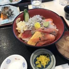 海鮮丼とサザエのつぼ焼き
