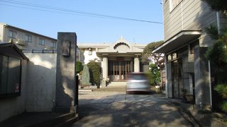 小栗寛令さんの大きな自然石の墓標があります。