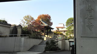 直線の強調された、新しい建物のお寺さんです。