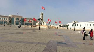 旧市街の西にある広い広場