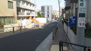 小石川図書館前の狭い坂道でした。