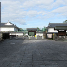 「最上義光歴史館」の手前を左に入ると城門が見えました