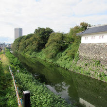 左右の高石垣も…