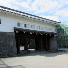 枡形の左手には櫓門