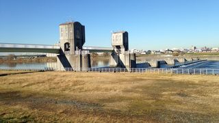 先代の堰堤は爆破された