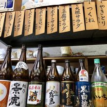 色々なお酒や肴があります。