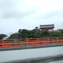 大橋から見る波の上宮