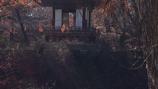 小高い場所にある東屋