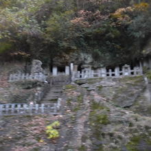 山の斜面石窟が並びます