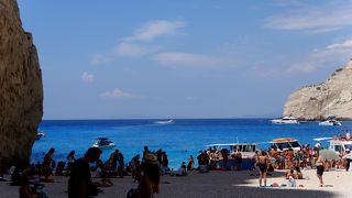 不思議な色をしたビーチ　スキナリ岬からの船での航海も美しい