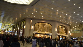 阪急電車の創始者である小林一三翁発案による、私鉄始発駅に隣接した百貨店の始まり