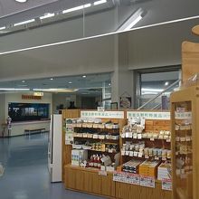 地元農産品の土産が充実