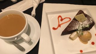 日比谷公園からすぐの立地でケーキセットが1000円です。