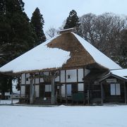 雪の中の家屋