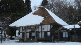 雪の中の家屋