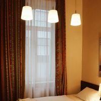 天井は高く、カーテンの柄が可愛い