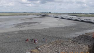 モンサンミッシェルを孤島にする湾