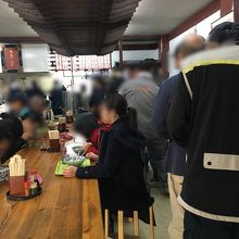 大盛況の店内
